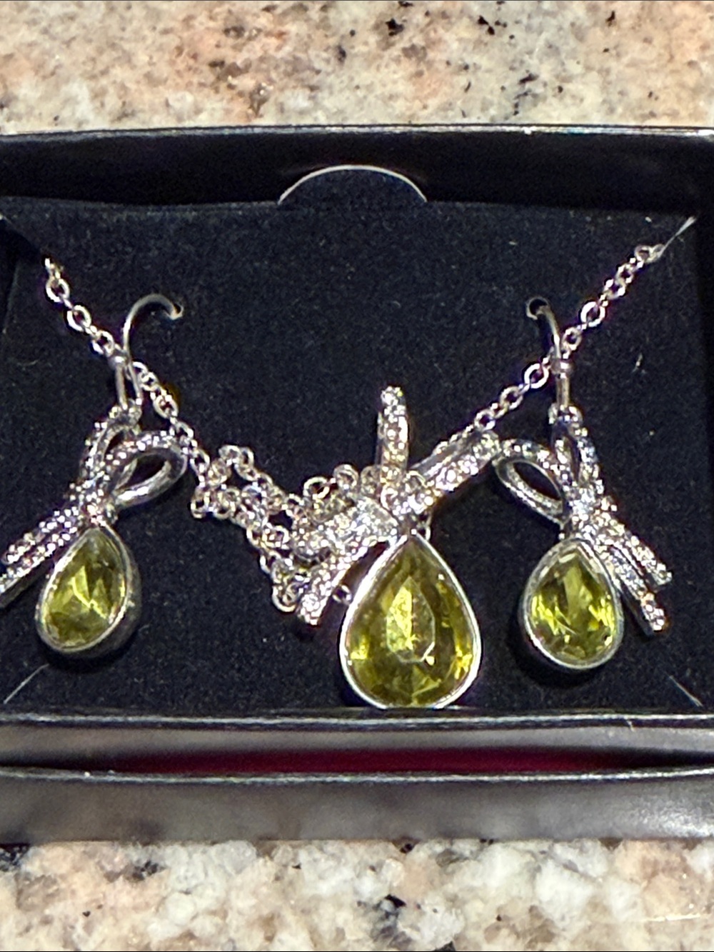 Avon Yellow-Green Teardrop Necklace and Earring Set